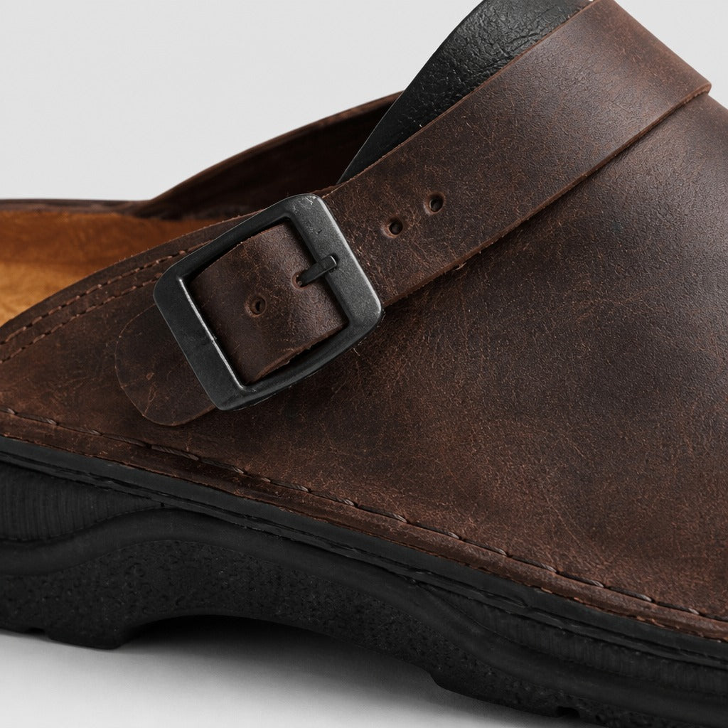 Men’s British Mule Slippers with Button Detail detail