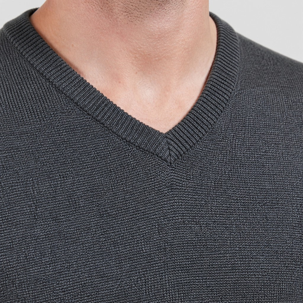 Men’s Cotton V-Neck Knit Jumper detail