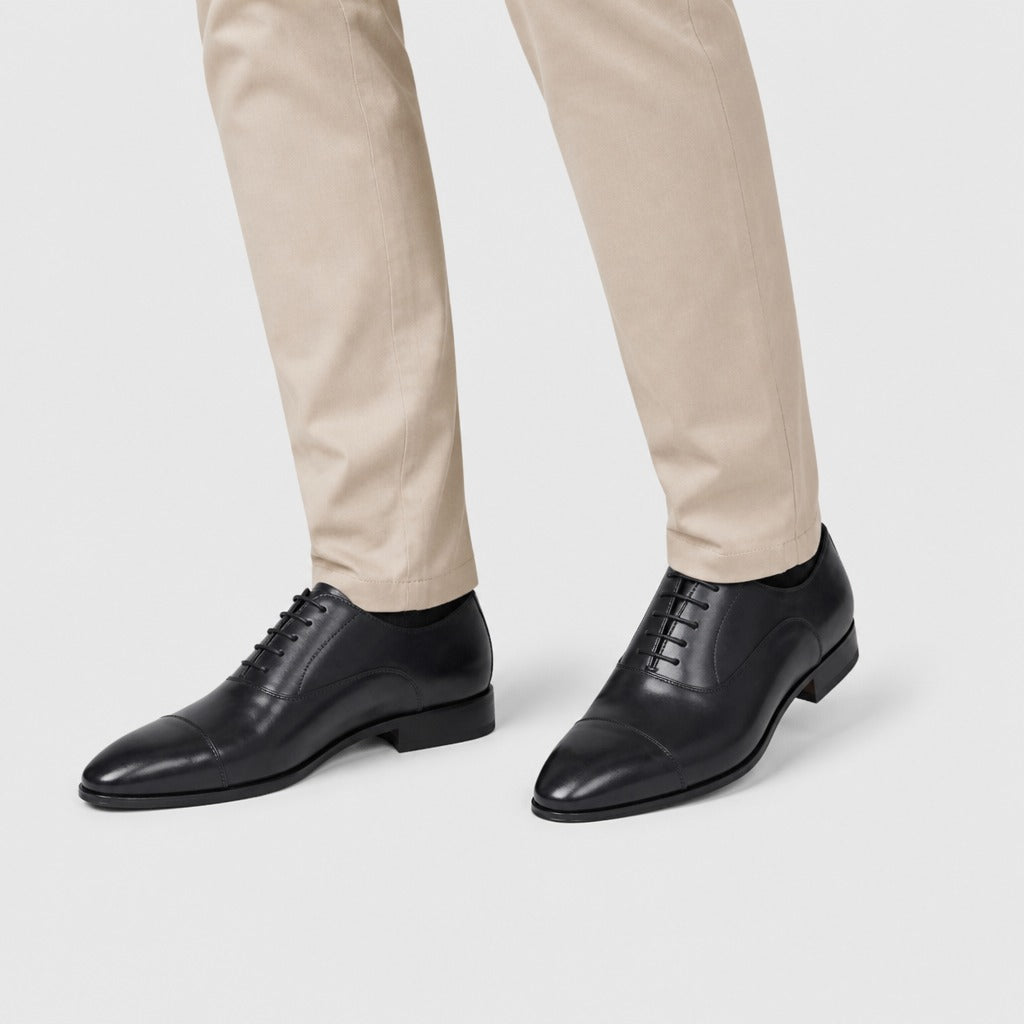 Men’s Genuine Leather Pointed Toe Oxford Shoes Black worn
