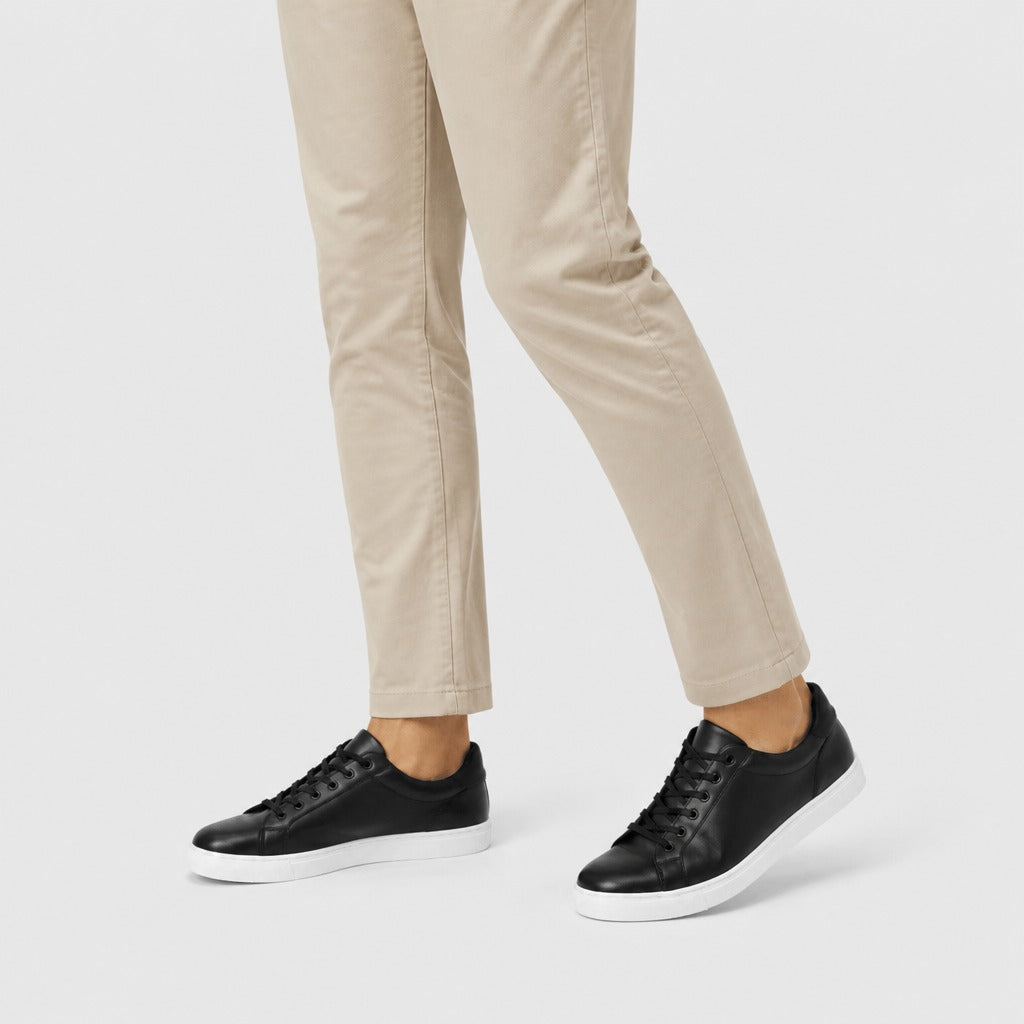 Men’s Microfibre Lace-Up Walking Shoes Black worn
