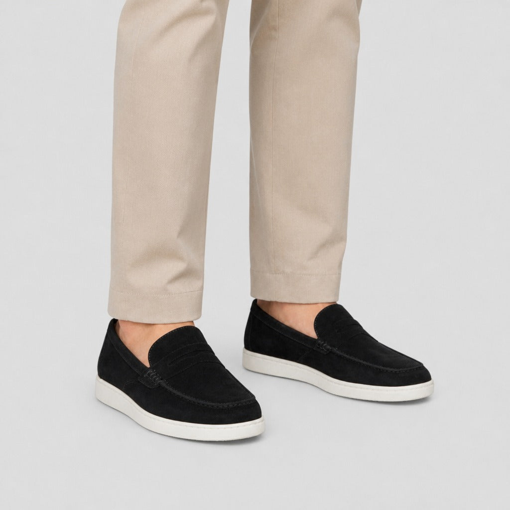 Men’s Split Leather Comfort Loafers Black worn